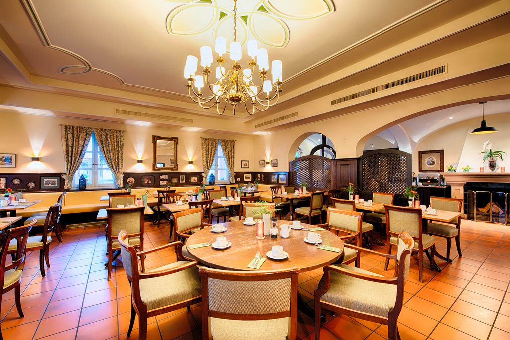 hotelschreiberhof-frühstück.jpg Schöner Frühstücksraum mit gedeckten Tischen und einladender Atmosphäre.