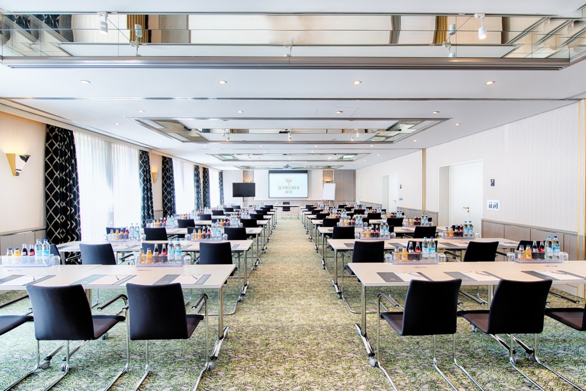 Meetingraum im Hotel SchreiberHof mit Tageslicht, Präsentationstechnik und komfortablen Stühlen.
