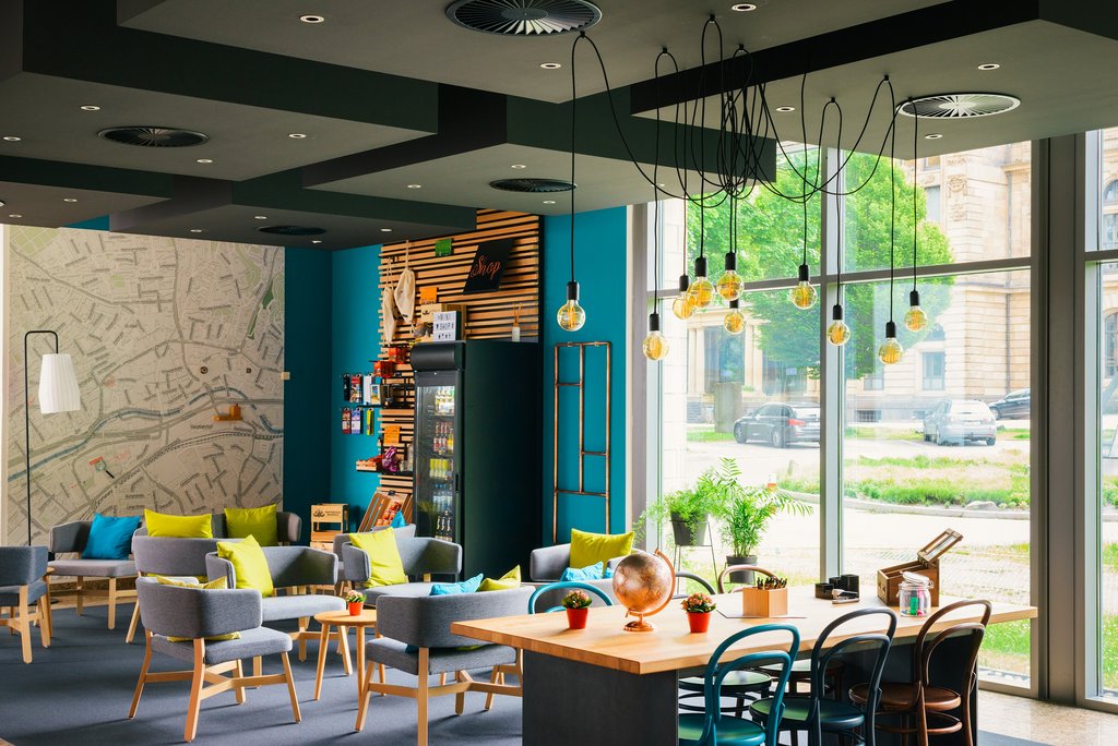 Coworking-Table in der Lobby: Vienna House Easy Wuppertal