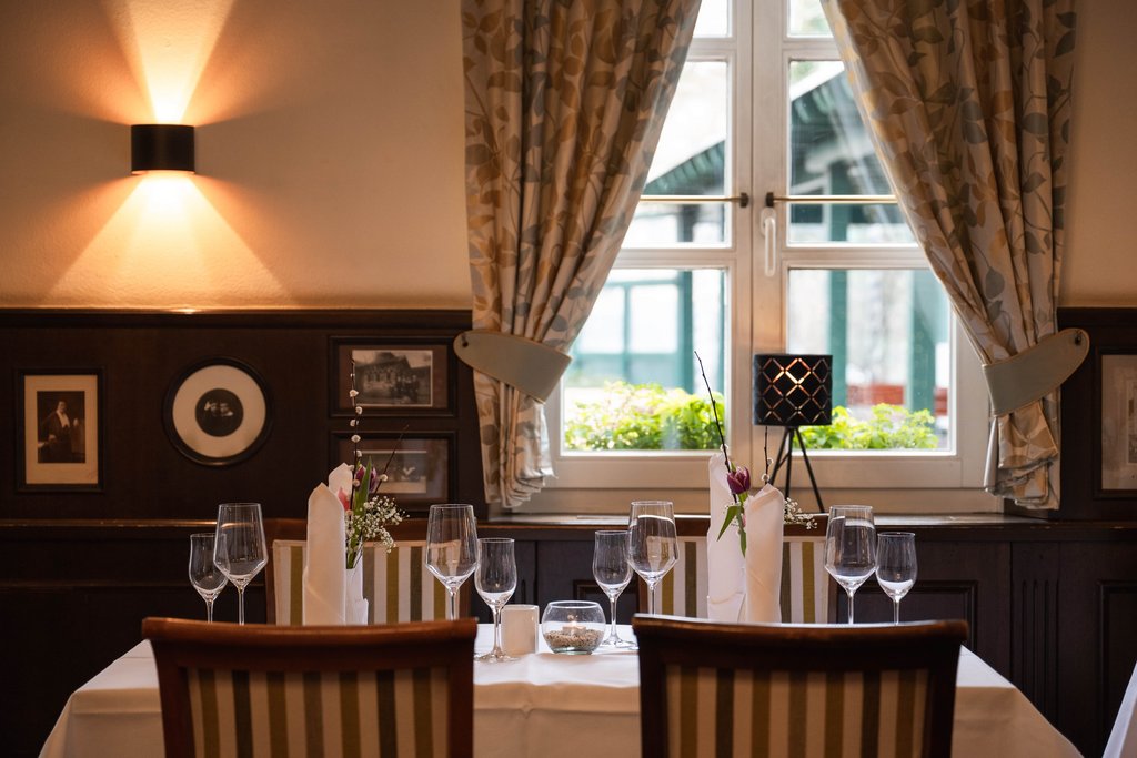 hotelschreiberhof-restaurant.jpg Gemütliches Restaurant mit Holzmöbeln und traditionellem Ambiente.