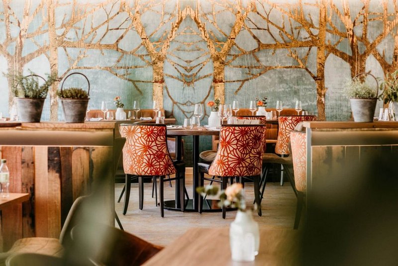 Das elegant eingerichtete Restaurant Wein & Dein im Parkhotel Landau. 