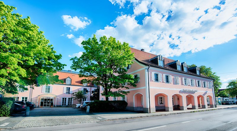 Traditionelles Hotelgebäude mit bayerischem Charme und gepflegter Fassade.
