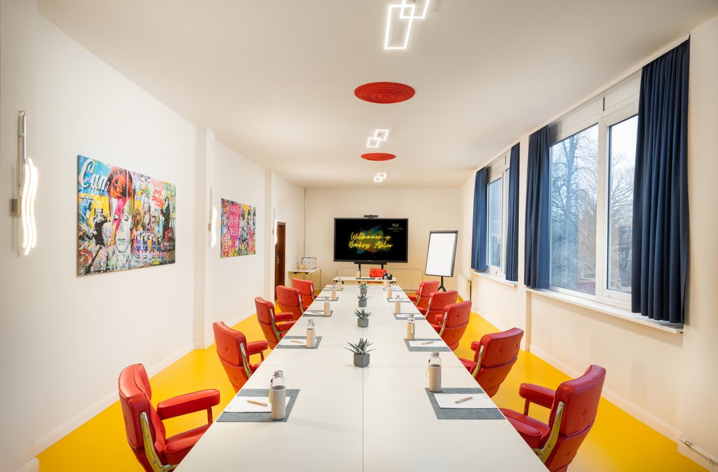 Tagungsraum_Banksy_Parkhotel_Landau Heller, moderner Seminarraum im Parkhotel Landau - ausgestattet mit Kunst von Banksy.