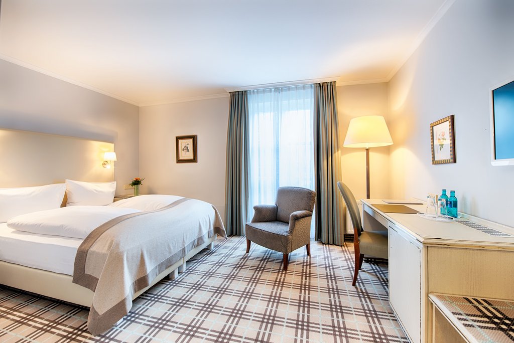 hotelschreiberhof-business.jpg Funktionales Business-Zimmer mit praktischem Sessel und Arbeitsplatz.