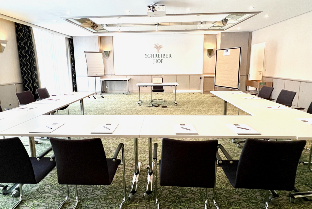 hotelscheiberhof-konferenz.jpg Moderner Konferenzraum mit Tageslicht, Technik und flexibler Bestuhlung.