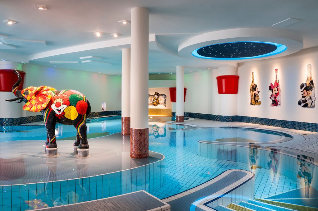 Schwimmbad-Parkhotel-Landau Modernes Schwimmbad im Wellness-Atelier des Parkhotel Landau.