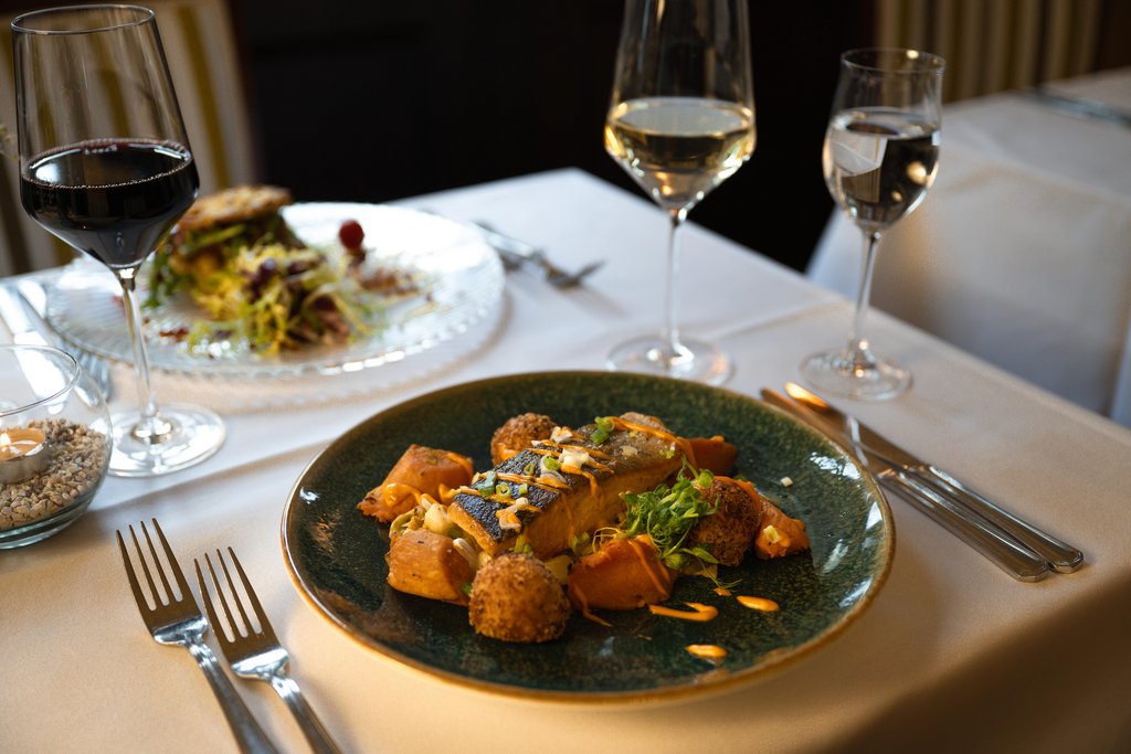 hotelschreiberhof-essen.jpg Frisch angerichtetes Gericht aus der Küche des Hotel SchreiberHof.