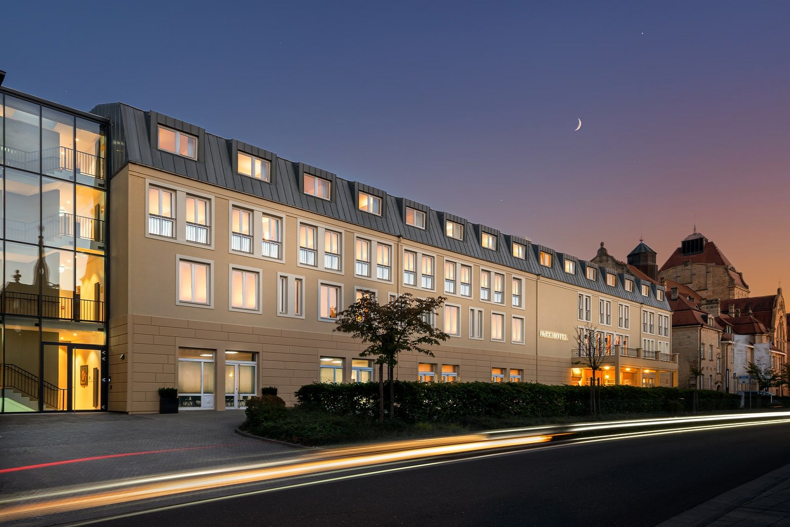 Das Parkhotel Landau am Abend