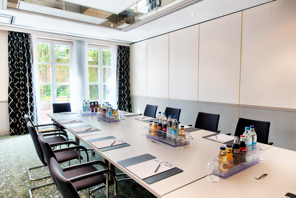 HotelSchreiberhof-Meetingraum.jpg Heller Meetingraum mit moderner Ausstattung und flexibler Bestuhlung.