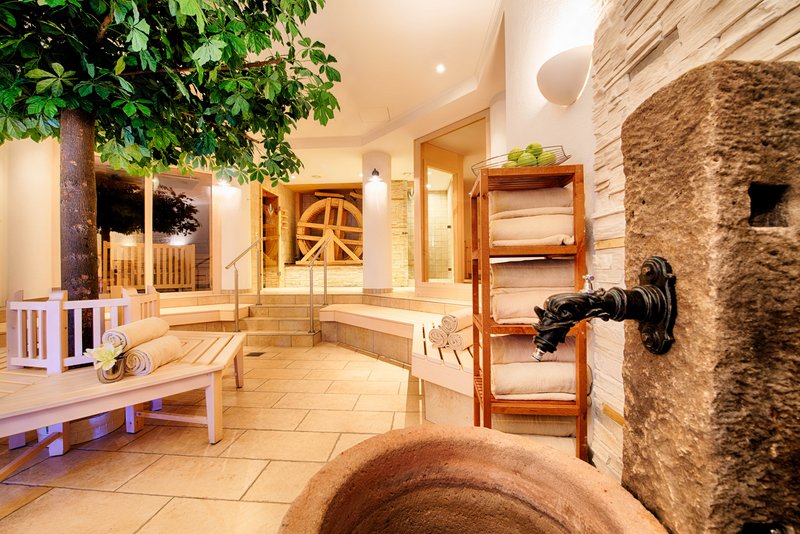 Moderner Wellnessbereich mit Sauna und Ruhezone.