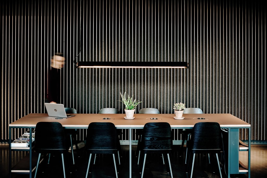 Cooles Industriedesign: Co-Working Tisch im Vienna House Mokotow Warsaw