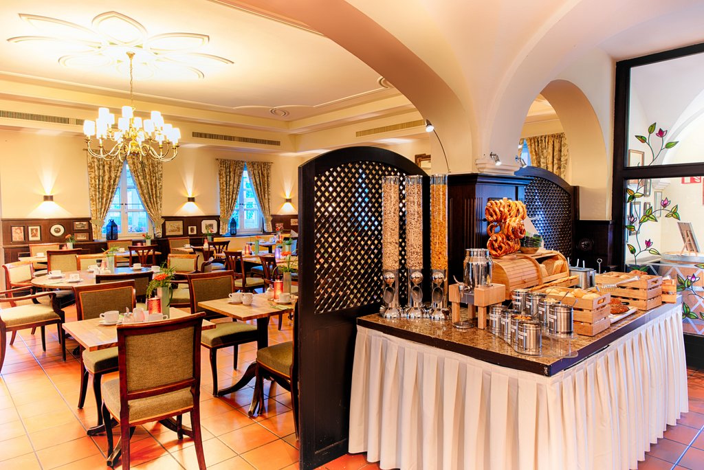 hotelschreiberhof-frühstücksbuffet.jpg Frisch angerichtetes Frühstück mit Brötchen, Obst, Aufschnitt und Kaffee.