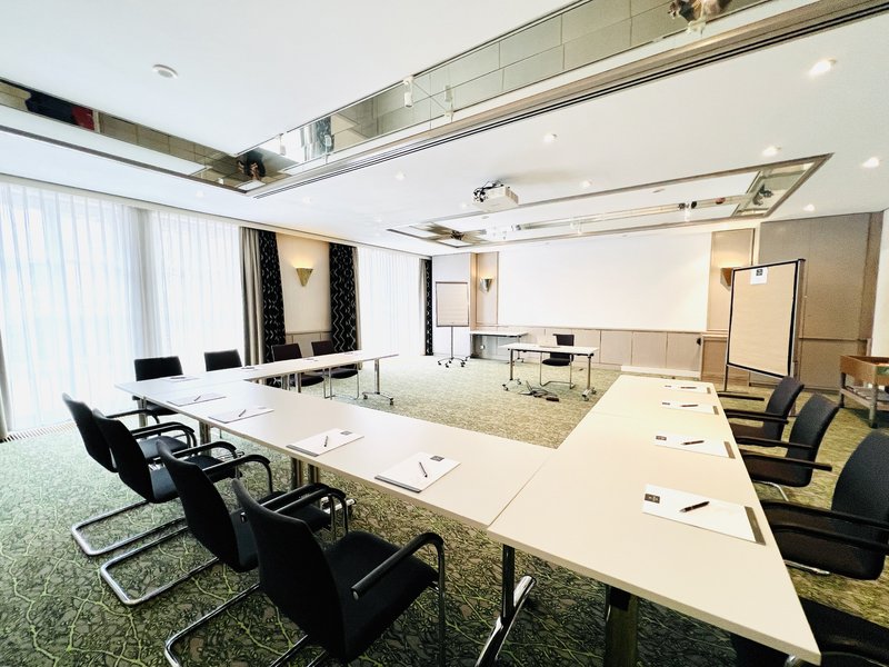  Moderner Konferenzraum mit Tageslicht, Technik und flexibler Bestuhlung.