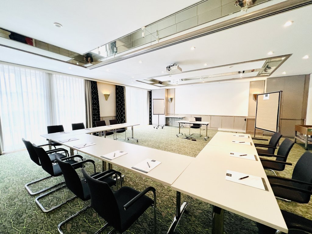 hotelscheiberhof-konferenzraum.jpg Moderner Konferenzraum mit Tageslicht, Technik und flexibler Bestuhlung.