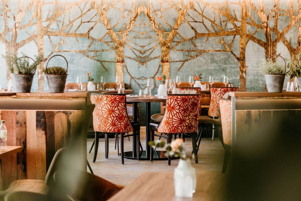 Das elegant eingerichtete Restaurant Wein & Dein im Parkhotel Landau.